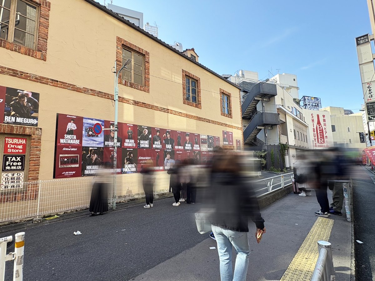 渋谷のセンター街を中心に #SnowMan 5th ALBUM “音故知新”の広告が 