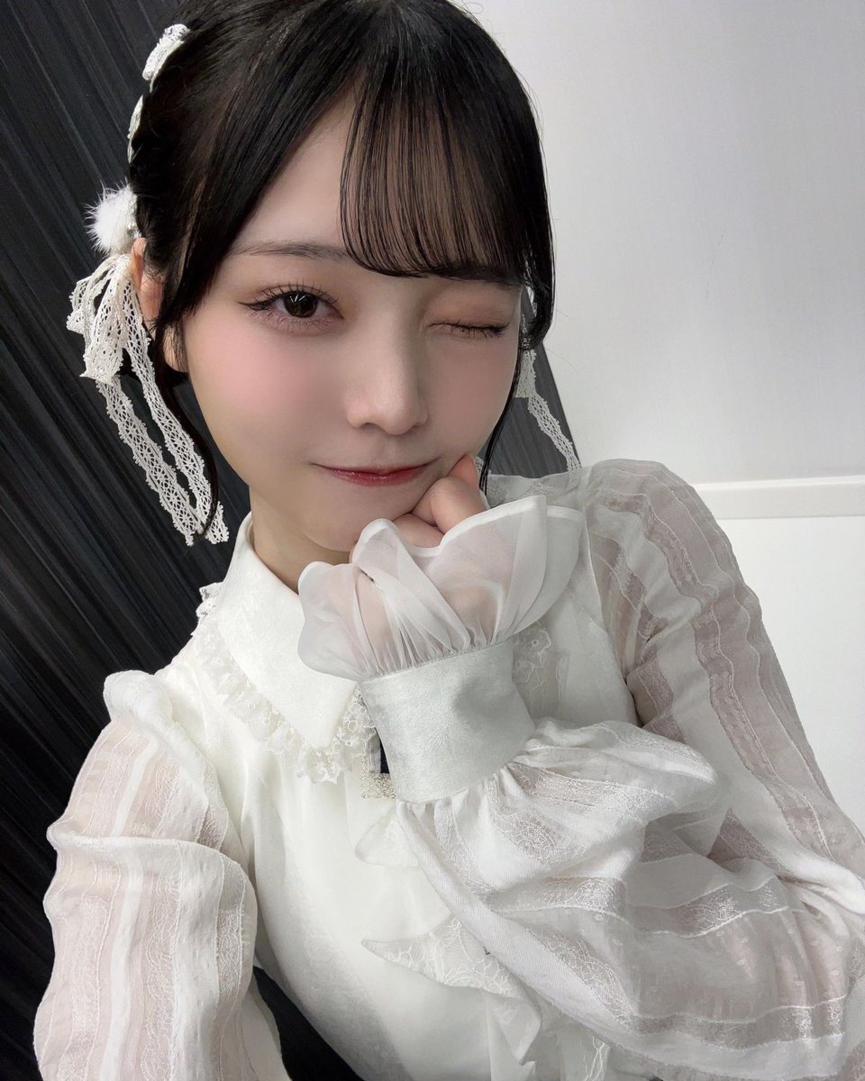 秋田莉杏 直筆 サイン 生写真 パジャマ 秋田莉杏 直筆 サイン 生写真