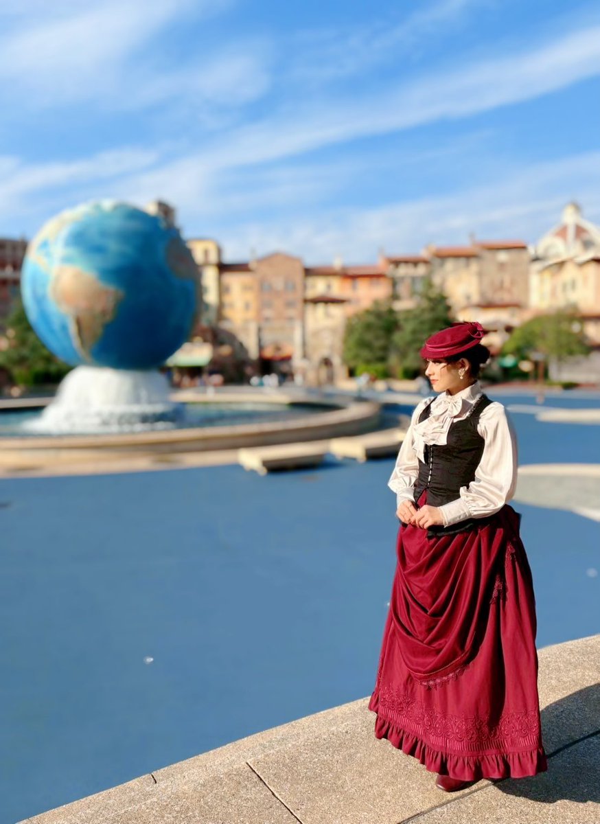 先日のDハロインパ一日目の装い🎃

ハット:アノンハットさん
ブラウス:中華ブランド
ベスト:MIHO MATSUDA
スカート:Surfacespell
シューズ:an another angelus

ヴィクトリアンをテーマにバッスルパニエでシルエットを作りました
色々あって地球儀の前のステージに立たせてもらった…(何故かは後ほど)