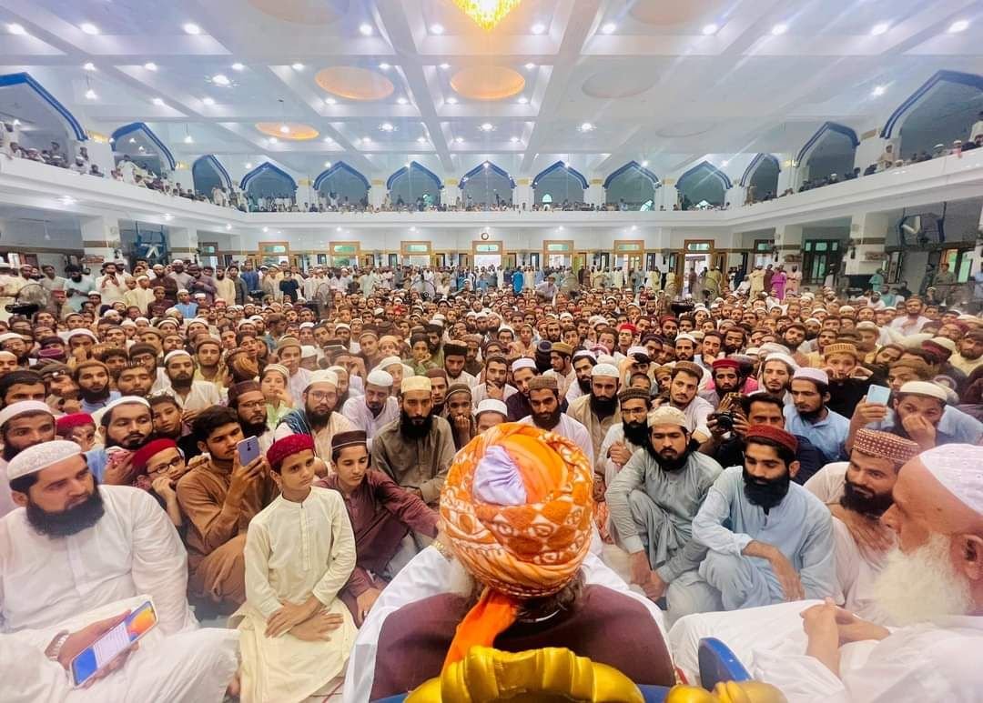 اسٹبلشمنٹ کا کھیل 2017
میں نواز شریف کو جیل کے اندر کیا  اور پھر عمران نیازی کو حکومت دی پھر جب نیازی کے ساتھ معاملات خراب ہوئے اسی پرانے پالشی کو پھر حکومت دی ،
یہ ان کا کھیل ہے کل کو ن لیگ والے پھر چاٹنا بند کر دیں گے تو اسی کو جیل سے آزاد کرکے پھر کرسی پر بیٹھا دیں گے
اور ن