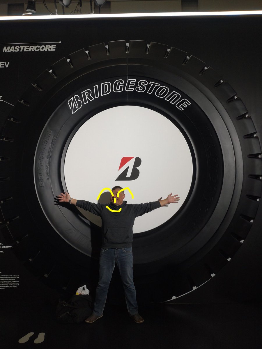 モビリティショー、ブリヂストンブースにて、世界最大のタイヤ🛞！
デカ！！！
＃モビリティショー
＃ブリヂストン