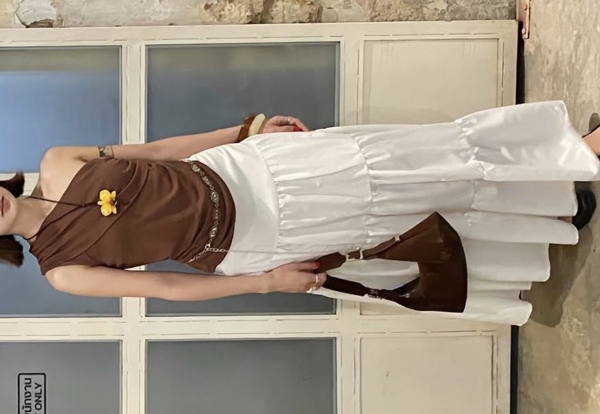 ล่าสุดเพิ่งซื้อเสื้อคอปกของ lamaisons มา ผ้าดี แล้วในร้านราคา 100-300 ทุกตัว 🤏🏻 พวกสีน้ำตาลน่ารักมาก เป็นแบรนด์ไทยที่ไม่แพงด้วย