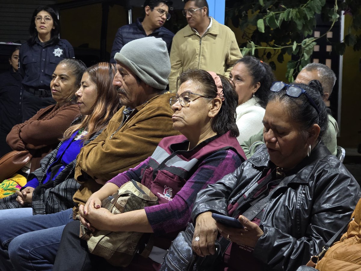 tejada_m01's tweet image. La creación de entornos seguros es nuestra prioridad.

A través del Progama #OaxacaSegura y de la estrategia “Vecinas y Vecinos por la Paz” en la Agencia de Pueblo Nuevo damos seguimiento a comités vecinales.

#EstamosContigo, trabajando por el bienestar de las y los oaxaqueños.