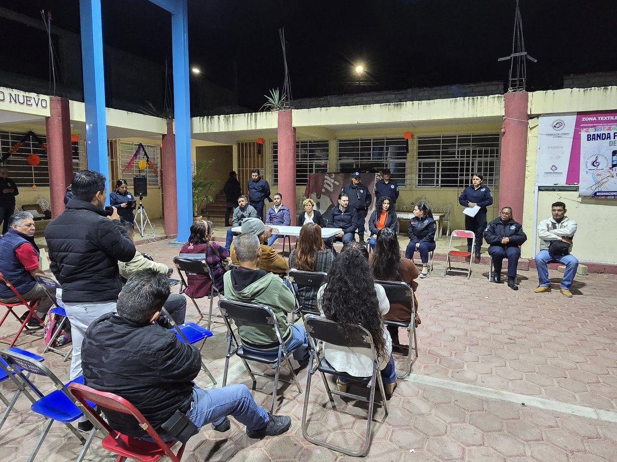 tejada_m01's tweet image. La creación de entornos seguros es nuestra prioridad.

A través del Progama #OaxacaSegura y de la estrategia “Vecinas y Vecinos por la Paz” en la Agencia de Pueblo Nuevo damos seguimiento a comités vecinales.

#EstamosContigo, trabajando por el bienestar de las y los oaxaqueños.