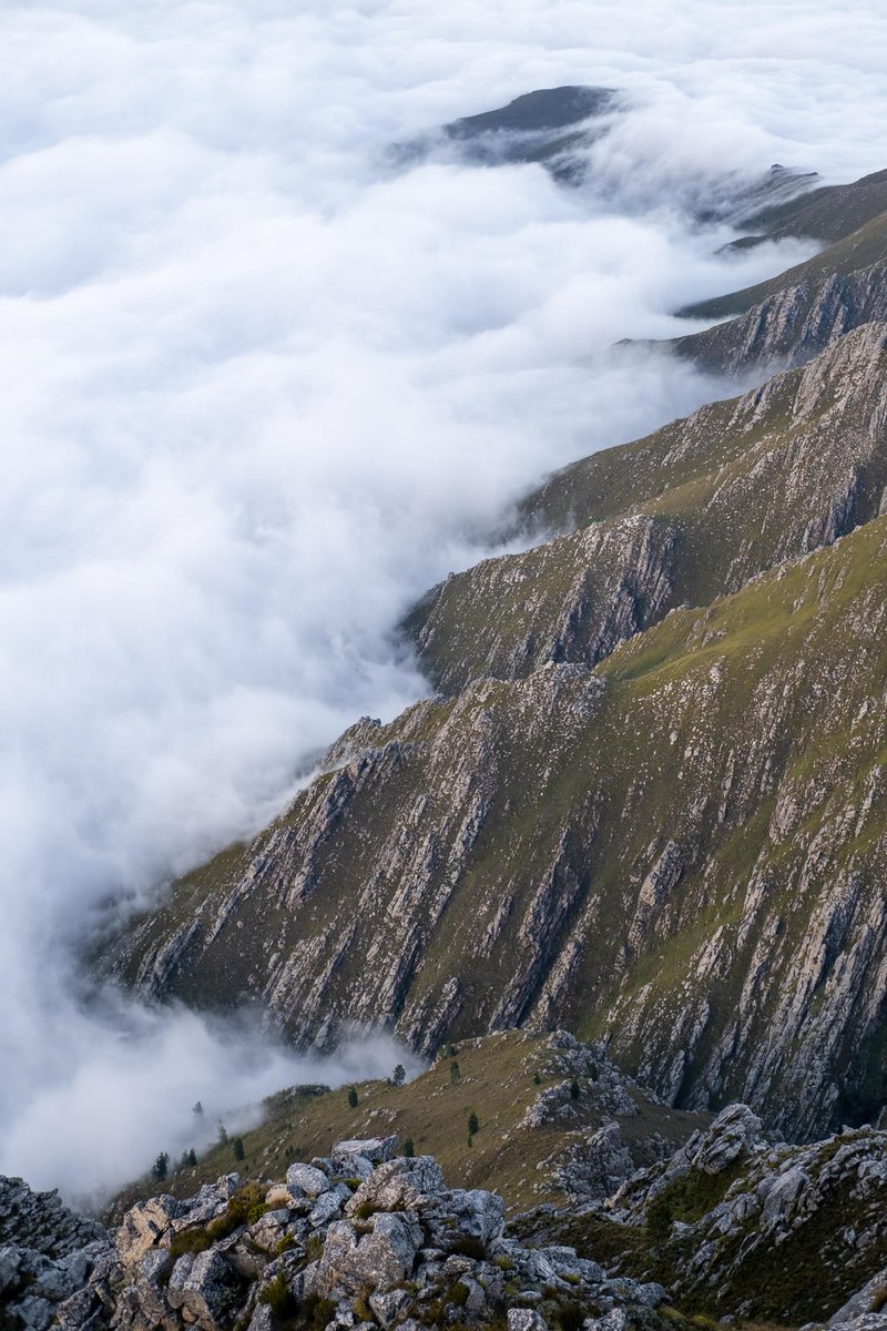 geologyBits's tweet image. 🟥 ☁️ A full cloud inversion
often simply called a &quot;cloud inversion&quot; or &quot;total cloud inversion,&quot; is a striking atmospheric phenomenon.

❤️ 🔁 #CloudInversion #SeaOfClouds

🎞 @Summitseeker196
▶️ Where a dense, uniform layer of low-lying clouds or fog completely fills a valley,…