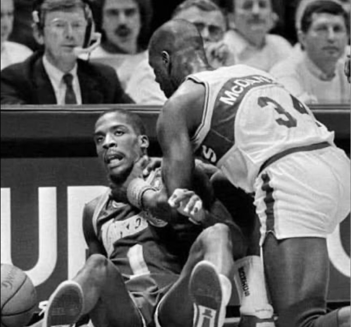Jason_Gilliland's tweet photo. @Super70sSports 1980s NBA is unmatched! The term “choked” sometimes had a different meaning. It was a go to move of this gentleman. #SeattleSuperSonics https://t.co/XhkKuZqfB5