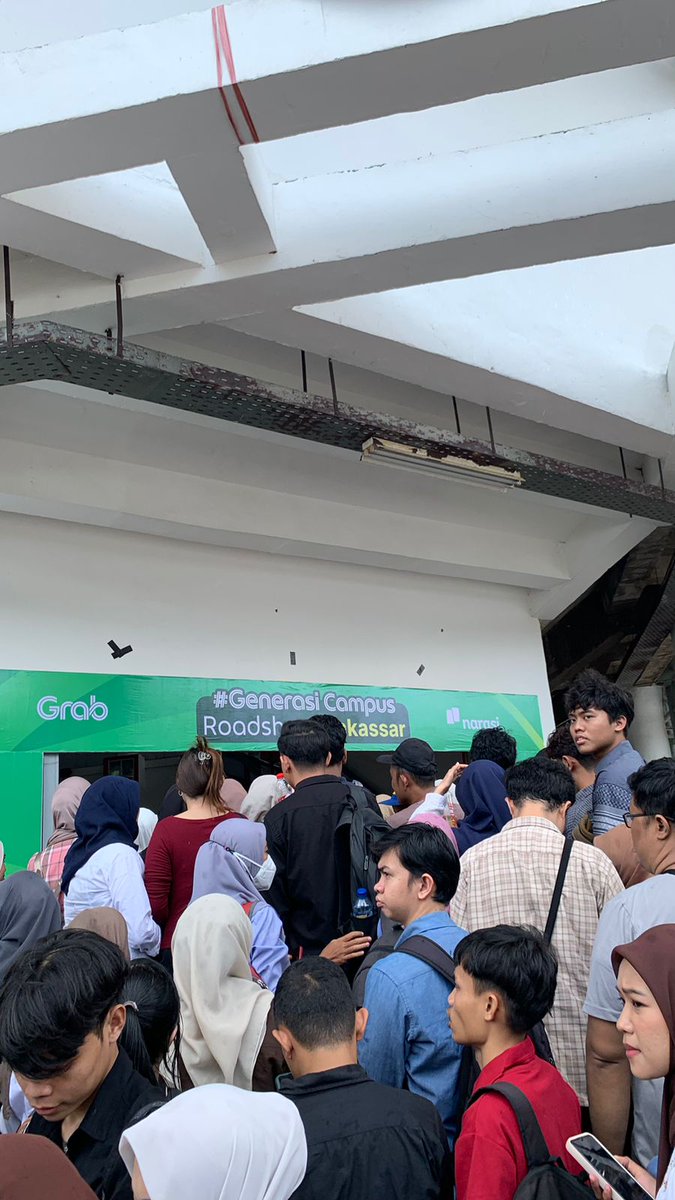belum mulai tapi vibe-nya udah seru banget 😆 panitia lagi persiapan, crowd makin ramai di depan area masuk #GenerasiCampus2025