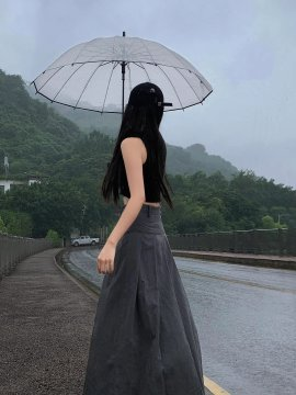 Practice_BM's tweet image. 雨の中で静かに傘をさしながら歩く姿。シンプルな黒のトップスとグレーのスカートが、しっとりとした雨の風景に美しく溶け込み、心が落ち着く瞬間を作り出します。雨の日の美しいひととき。🌧️💫

#雨の日 #雨の風景 #静かな瞬間 #優雅な時間 #シンプルスタイル #自由な気持ち