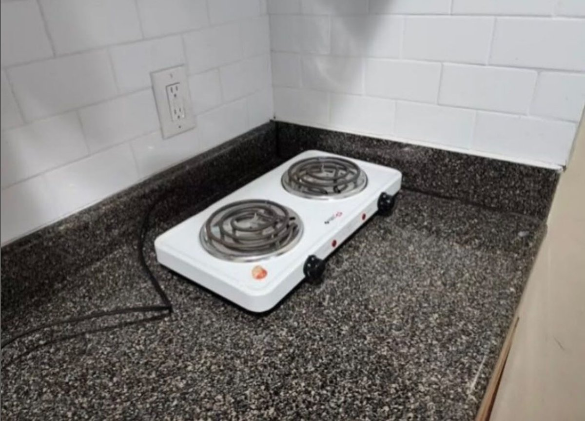 You'll love entertaining in your new kitchen with this sleek, low profile double-burner, electric cook-top!
#chefskitchen #nebraskarealty #teambober #NR2025 #