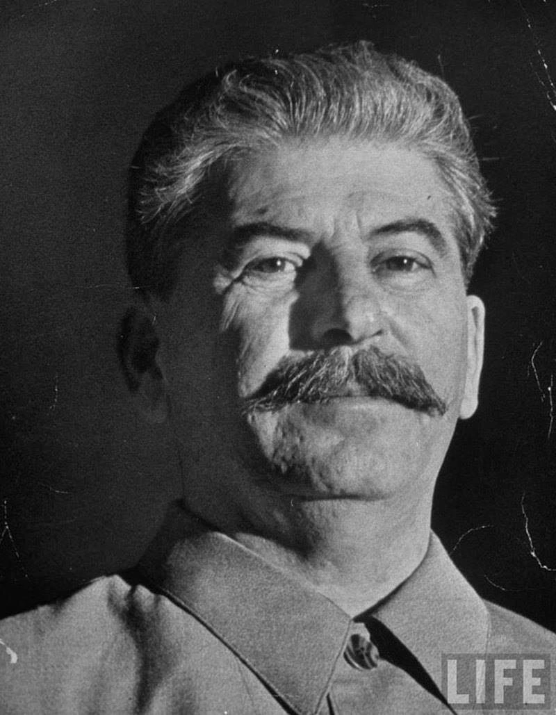 De una conversación entre Stalin y el presidente de la asociación de periódicos estadounidense Scripps-Howard Newspapers, Roy Howard. 1 de marzo de 1936:

- Howard. ¿Cuál es, en su opinión, la razón principal del peligro militar moderno? 

- Stalin. En el capitalismo. +