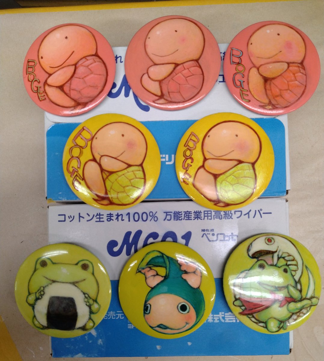 honihonisa's tweet photo. 今月（11月）20日(木)夜

カレンダー原画14種
缶バッジ8種
卓上カレンダー2026

ネット販売の予定です。
ながいさわこ　ほにほに屋
→
https://t.co/MfswGiQDuC

お手数ですがこちらのショップご利用にはアカウント登録が必要なようです。
BOOTHのお店です。 https://t.co/SaQQqKcKdj