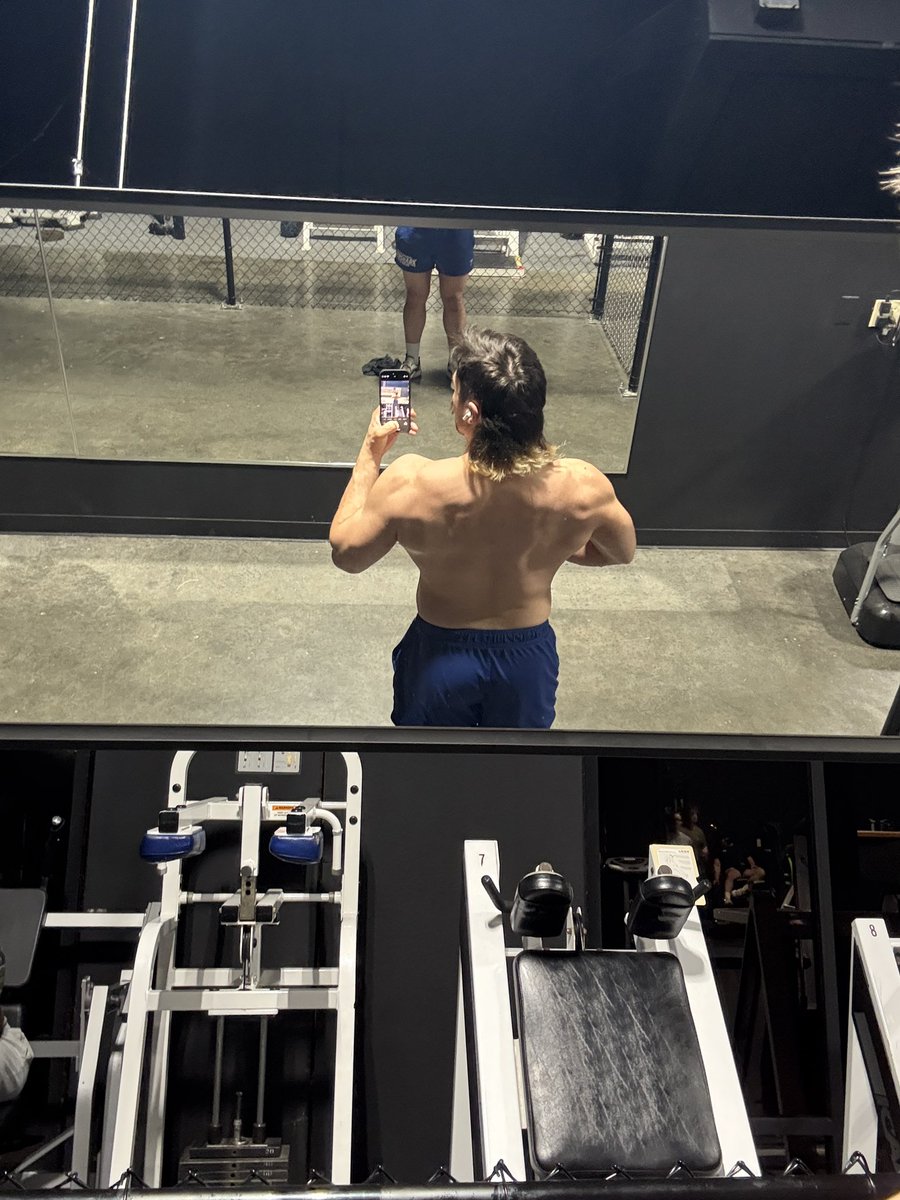 stevenbradleypw's tweet image. 10.5 hour work day but we still hit the gym just like how im gonna hit @Elliottyler_ on Saturday