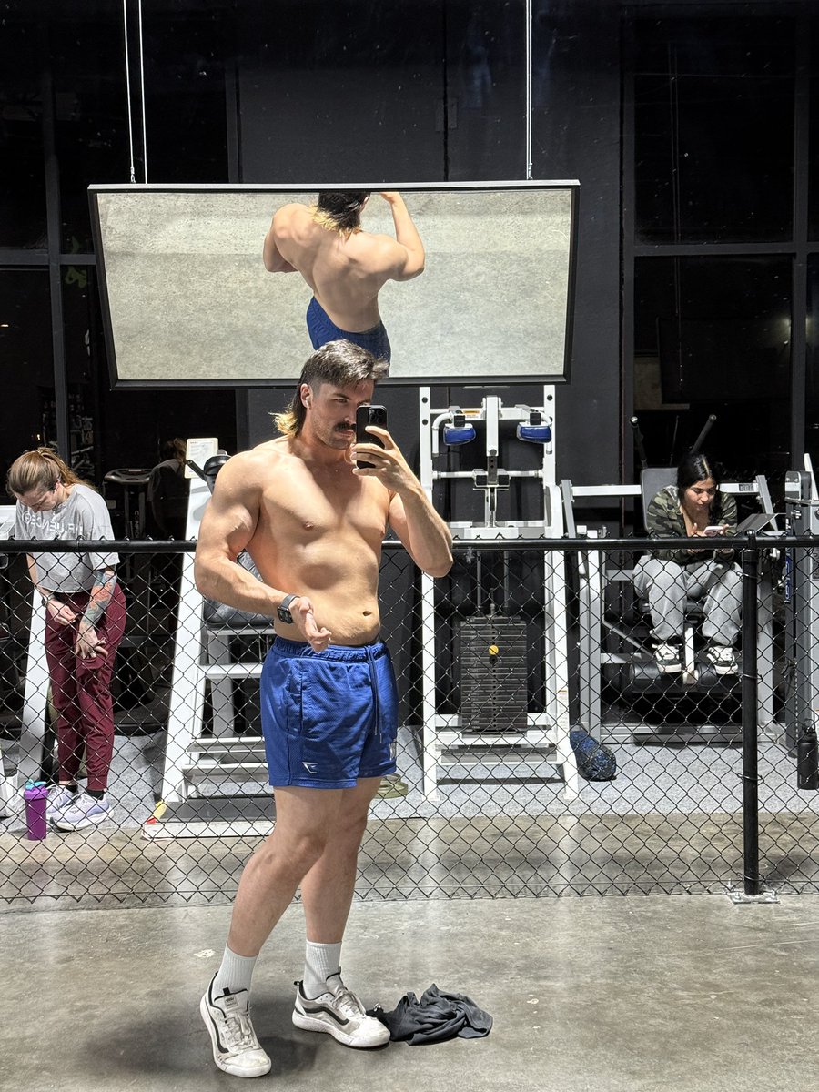 stevenbradleypw's tweet image. 10.5 hour work day but we still hit the gym just like how im gonna hit @Elliottyler_ on Saturday