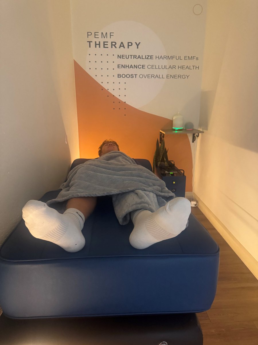 Gage_HobbsQB's tweet image. Gotta take care of the body after the grind at the Mt. View Game

#RecoveryDay #AthleteLife #NextLevelWork #QB1 #HighSchoolQB #RecruitReady #BodyMaintenance #Cryotherapy #PEMF #CompressionBoots #TrustTheProcess #RavensFootball