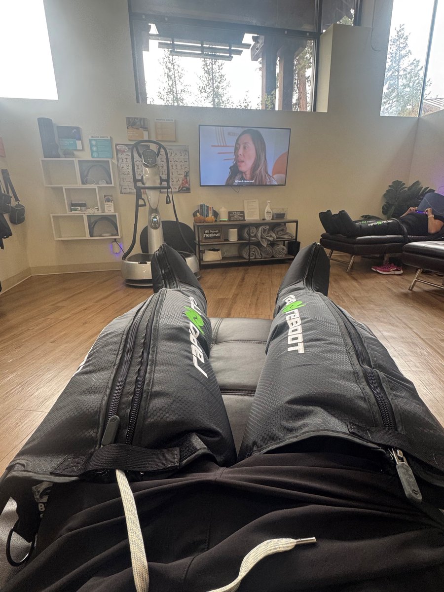 Gage_HobbsQB's tweet image. Gotta take care of the body after the grind at the Mt. View Game

#RecoveryDay #AthleteLife #NextLevelWork #QB1 #HighSchoolQB #RecruitReady #BodyMaintenance #Cryotherapy #PEMF #CompressionBoots #TrustTheProcess #RavensFootball