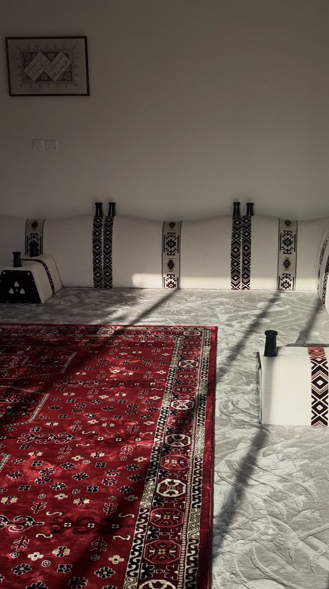 "هيْهَاتَ، مَا الدّارُ تُشْجِيني بِساحَتِهَا
وَ إِنّمَا الدّارُ تُشْجِينِي بِأَهْلِيها"