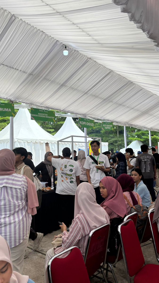 oGiselte's tweet image. Baru masuk area #GenerasiCampus2025 Makassar aja udah berasa banget vibe-nya, rame, seru, dan penuh antusiasme 🔥
Padahal panitia masih sibuk persiapan, tapi dari jauh aja udah kedengeran musik dari panggung yang nge-boost semangat 🤩
