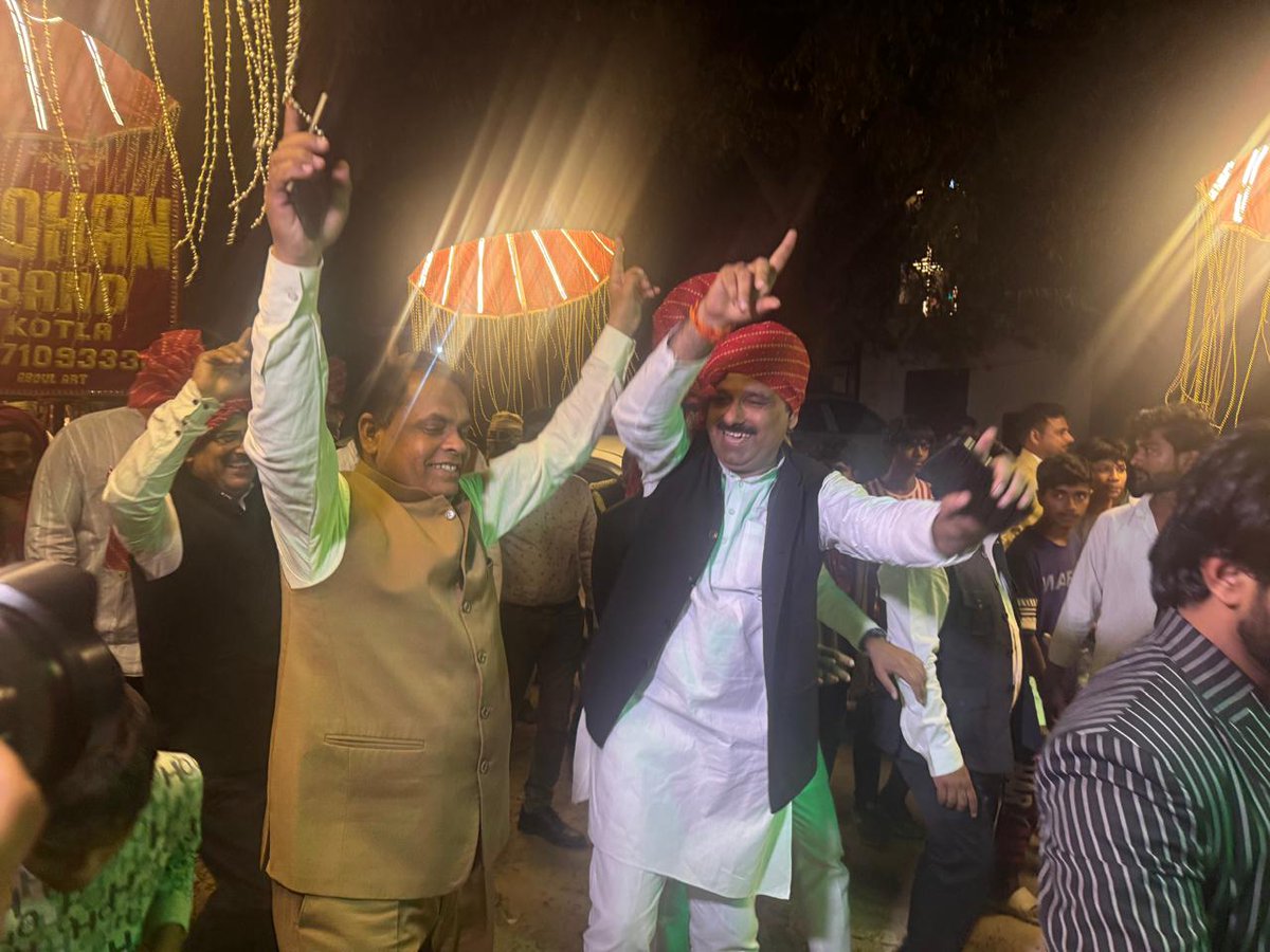 MlcSuresh's tweet image. गाजियाबाद में पार्षद कविता प्रवीण भाटी जी के सुपुत्र की बारात में शामिल होने का सौभाग्य प्राप्त हुआ।
भाटी परिवार को हार्दिक शुभकामनाएँ नवदंपति के जीवन में सुख, समृद्धि और खुशियों की वर्षा हो।
#sureshkashyap