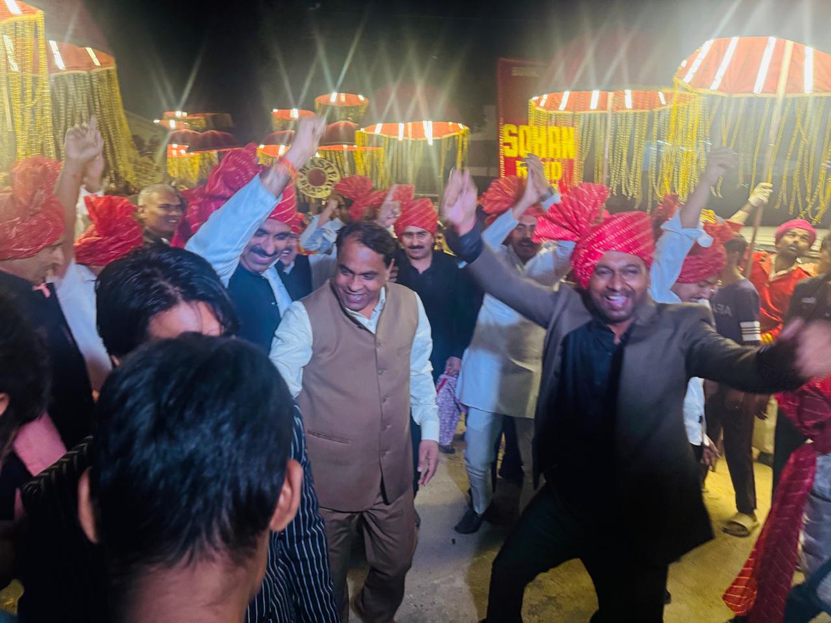 MlcSuresh's tweet image. गाजियाबाद में पार्षद कविता प्रवीण भाटी जी के सुपुत्र की बारात में शामिल होने का सौभाग्य प्राप्त हुआ।
भाटी परिवार को हार्दिक शुभकामनाएँ नवदंपति के जीवन में सुख, समृद्धि और खुशियों की वर्षा हो।
#sureshkashyap