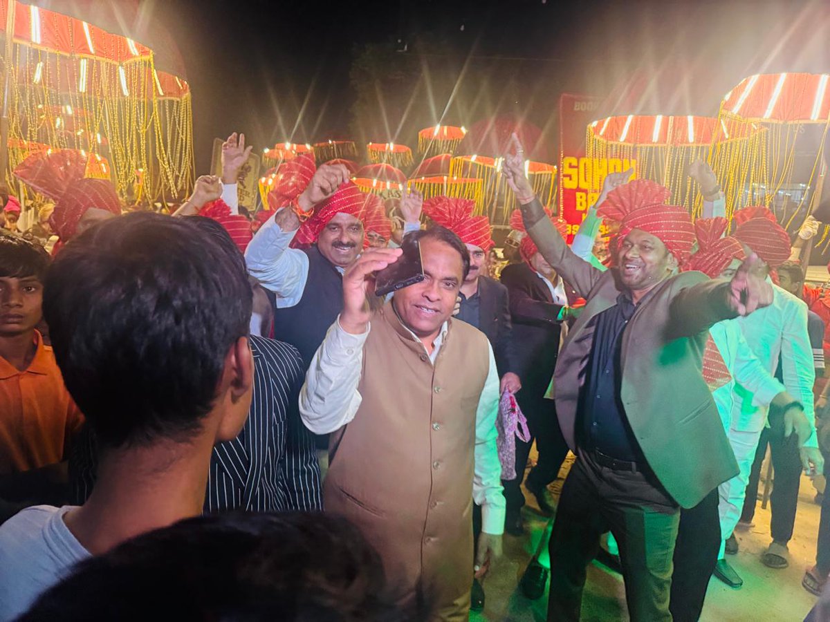 MlcSuresh's tweet image. गाजियाबाद में पार्षद कविता प्रवीण भाटी जी के सुपुत्र की बारात में शामिल होने का सौभाग्य प्राप्त हुआ।
भाटी परिवार को हार्दिक शुभकामनाएँ नवदंपति के जीवन में सुख, समृद्धि और खुशियों की वर्षा हो।
#sureshkashyap