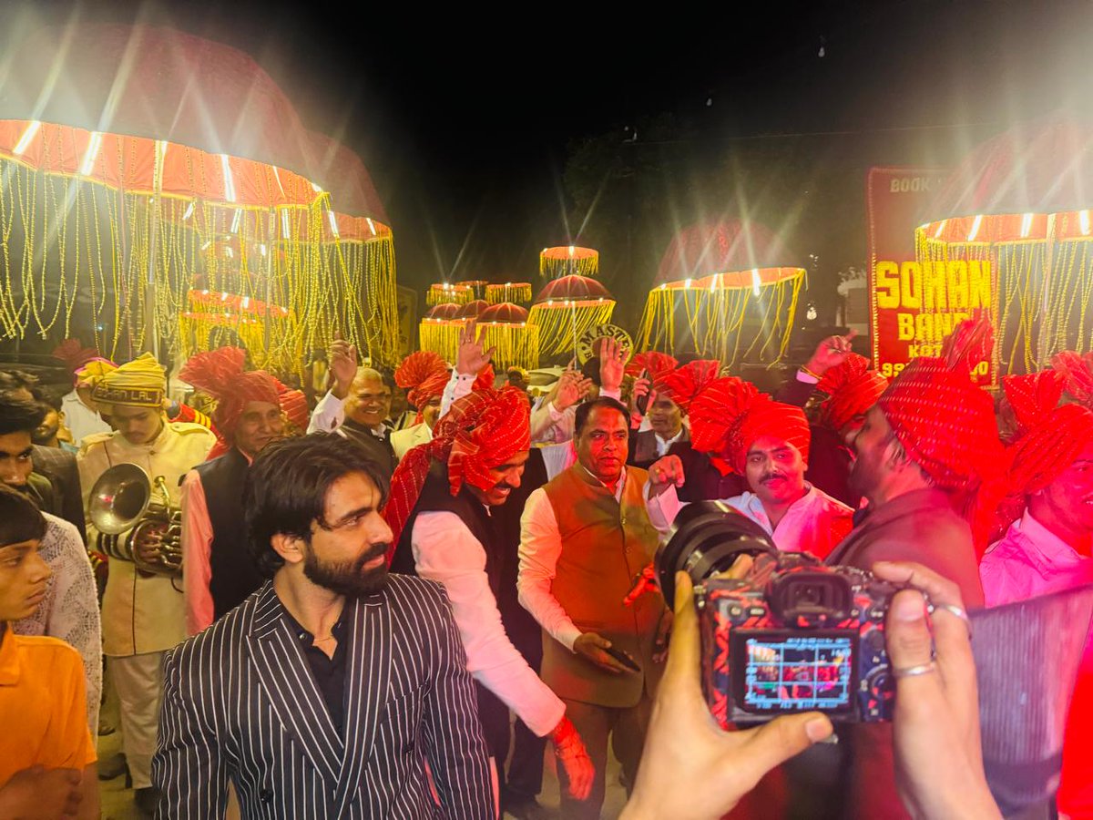 MlcSuresh's tweet image. गाजियाबाद में पार्षद कविता प्रवीण भाटी जी के सुपुत्र की बारात में शामिल होने का सौभाग्य प्राप्त हुआ।
भाटी परिवार को हार्दिक शुभकामनाएँ नवदंपति के जीवन में सुख, समृद्धि और खुशियों की वर्षा हो।
#sureshkashyap