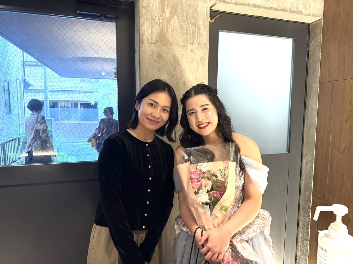 pianomidori's tweet photo. 小原彩良さんのデビューリサイタルへ@salla_pairlit 
彩良ちゃんが思い入れのある楽曲で構成されたプログラム✨
一曲一曲丁寧に演奏されていて、とても素敵でした！

アンコールの連弾まで楽しませて頂きました☺️
プリンセスのようなとても可愛い彩良ちゃんと記念にお写真も🫶 https://t.co/NYJX2XsBZJ