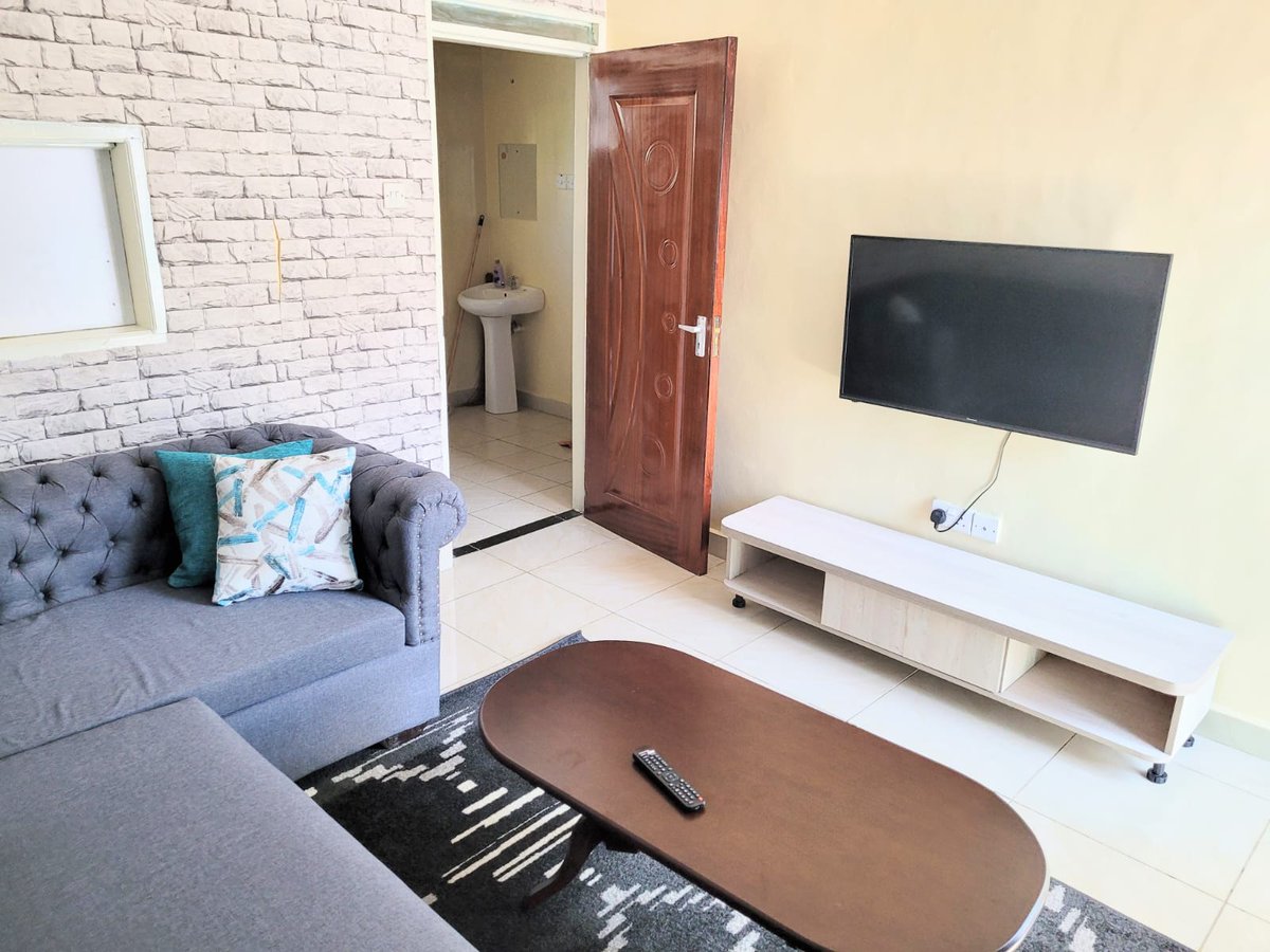 Dalahomes's tweet photo. Fully furnished Airbnb now available in Kisumu ready for check in. Close to the main Kisumu-Nairobi road, CBD, Dunga hill camp, airport, lake, and with tight security. Free wifi and Netflix included. Hit me up on 0743146637 for bookings https://t.co/YSuoVaJlPz