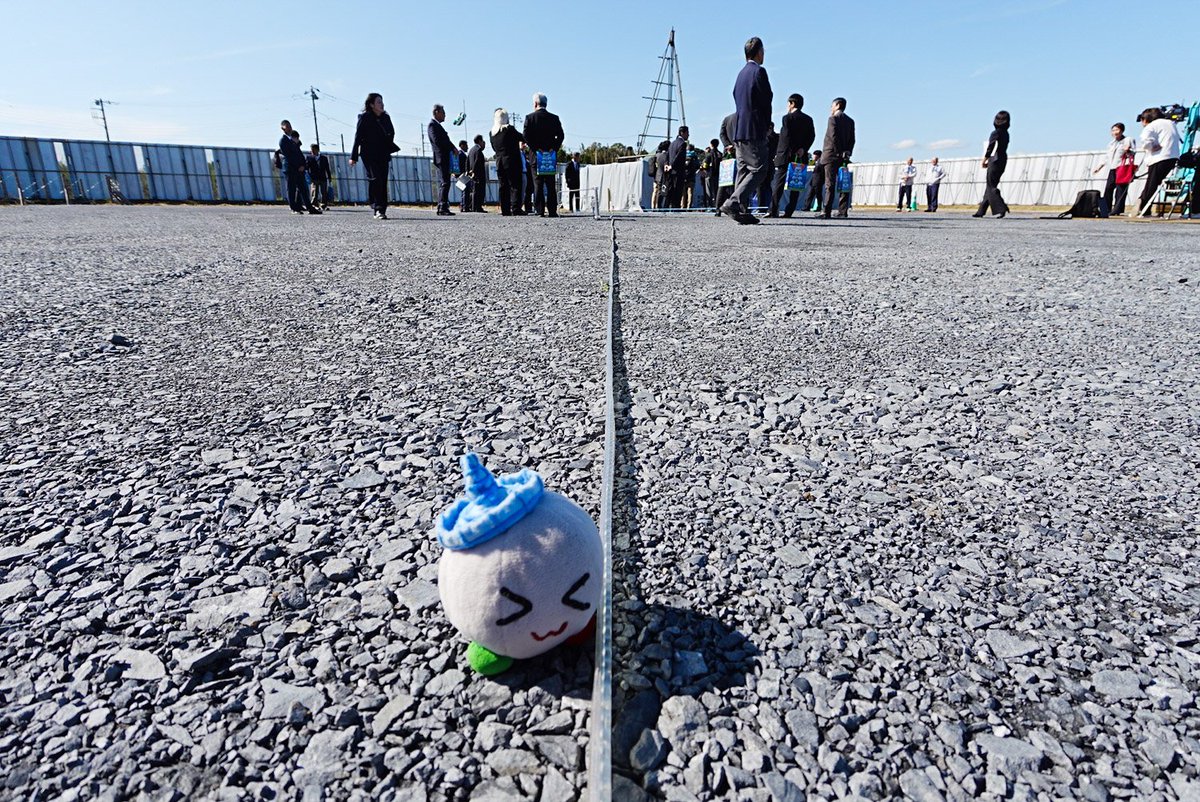 この線の下を通って、ニュートリノがカミオカンデまで飛んでいくんだって！