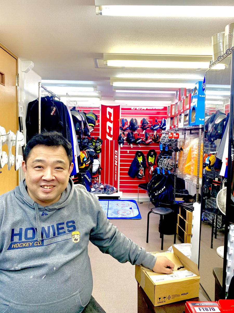 yuimid0303's tweet photo. ウチの常連さん＠skate_town_jp が、
千駄ヶ谷に、スケート専門ショップの会社を立ち上げました⛸️🏒

アイスホッケー🏒🥅中心に、フィギュアスケートです⛸️インラインスケート🛼となんでも👍

顔も広く知識も深い、腕は確かな社長💪
皆さん是非一度🙏

（株）Skate Town
https://t.co/wo5L70pnC7 https://t.co/LXHazV5vOq