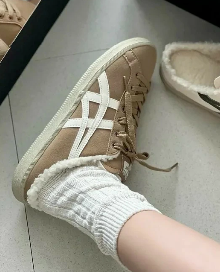 ruby11di's tweet photo. オニツカ、急に何？カワイイの暴力？🤯休日のふわもこ面して、実は防寒ガチ勢。ブラウンの人畜無害顔で油断させて、しれっと格勝ちしてくるタイプ。サボなのに戦闘力えぐい。「甘いのに強い」って一番刺さる❄️ https://t.co/FI87OMG8LB