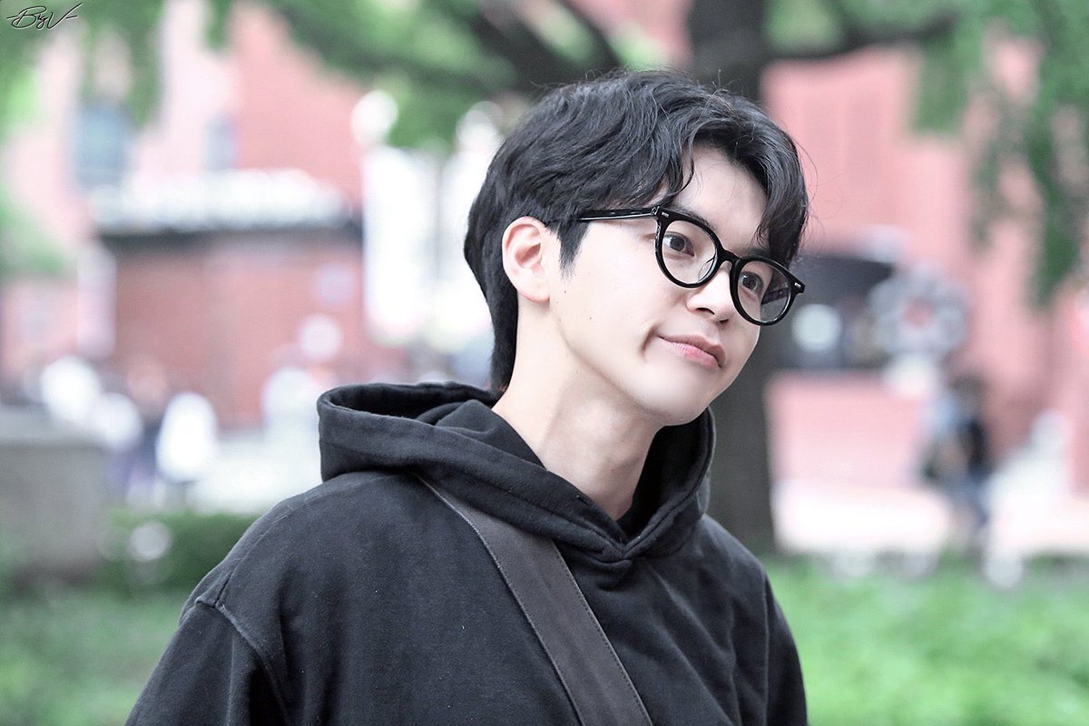 이분 비계추천탭에 떴다
저도 한 안경콤 합니다
뛰쳐나옴