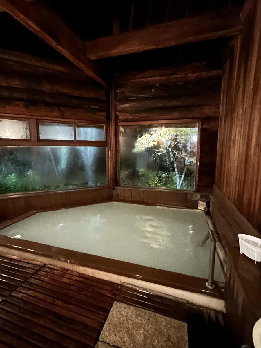 Photo by わさび 蔵王温泉BED'n ONSEN HAMMOND に素泊り。何と言っても魅力はお風呂。露天風呂は1つだけなので男女入れ替えですが内湯だけでも大満足な木の湯舎でした。
系列宿のお風呂にも合わせて7つ無料で入れることを考えるとクーポン使って、トイレ付きの広々した和室に一人5,325で泊まれたなんてコスパ最強。 https://t.co/gKXAQSCu4N