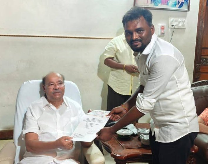 பாட்டாளி சமூக ஊடகப் பேரவையின் மாநில துணை செயலாளராக திரு.பெரியசாமி <a href="/ThagadurPSMF/">தகடூர் பெரியசாமி</a> அவர்கள் நியமிக்கப்பட்டு, கட்சியின் நிறுவனர் தலைவர் மருத்துவர் அய்யா அவர்களின் திருக்கரங்களால் நியமன கடிதம் வழங்கப்பட்டது..!

அவரது பணி மென்மேலும் சிறக்க வாழ்த்துக்கள் 💐💐💐

#PMK #PSMF #PSMF_X