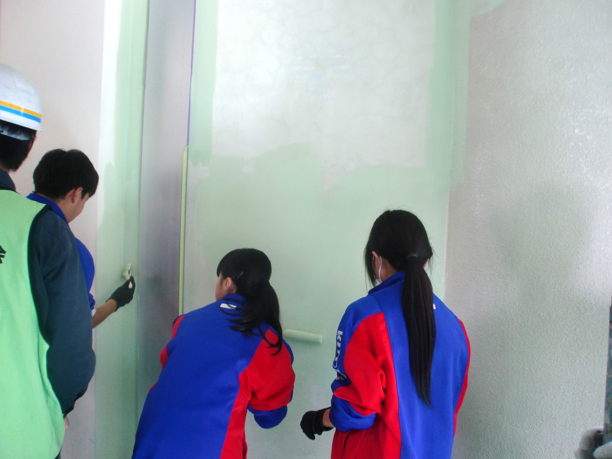 miyakun525583's tweet image. 宮﨑市の「学校版ゆめパーク」は中学生に地元企業を知ってもらい将来の選択肢の一つとなる事を目指したもので当校は宮崎市塗装協会様のご協力のもと毎年参加しています。今年は清武中で実際に校舎の中を塗装し、よりリアルに建築塗装という職業を体験してもらいました。＃ゆめパーク　＃宮﨑市塗装協会