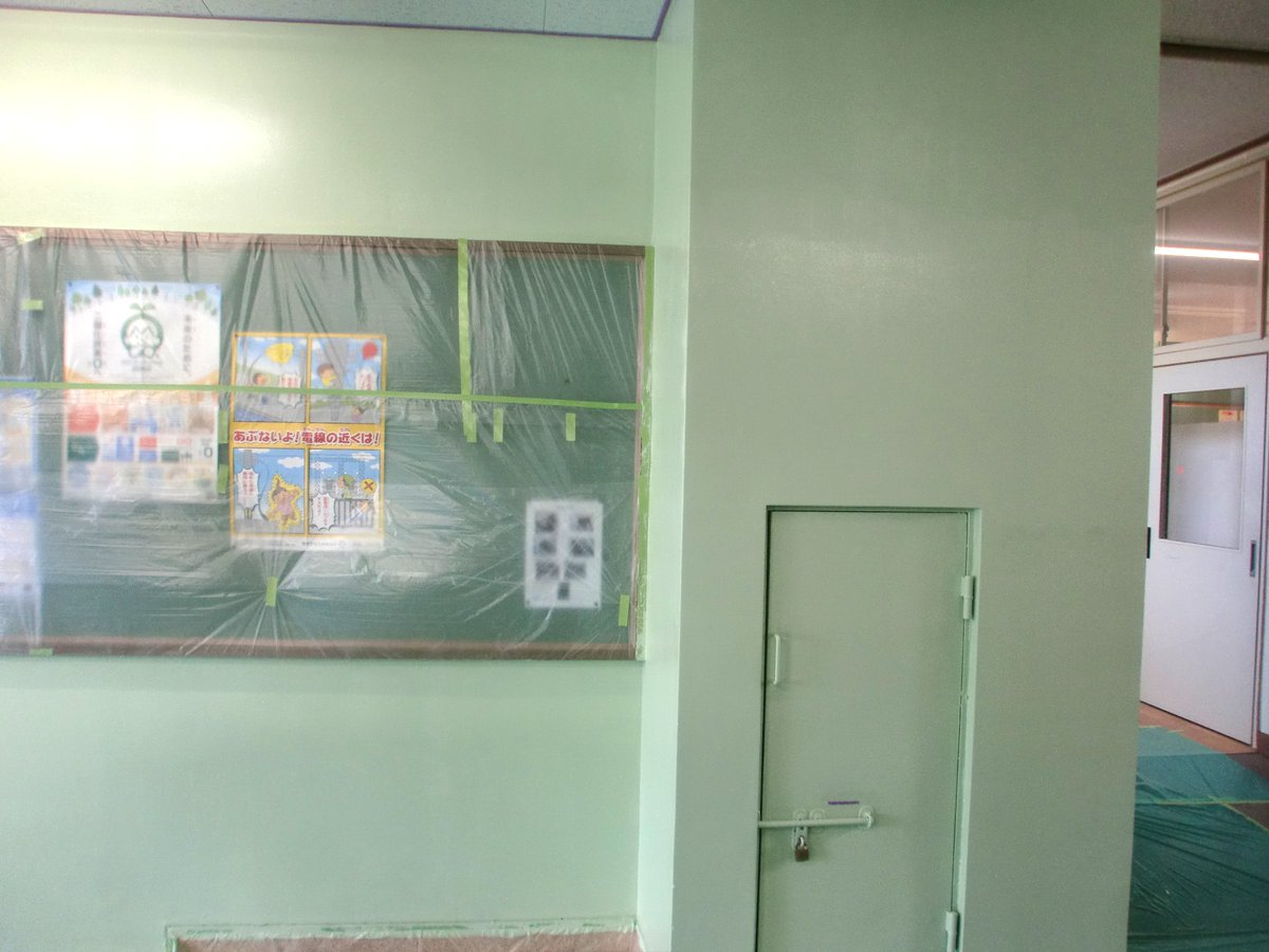 miyakun525583's tweet image. 宮﨑市の「学校版ゆめパーク」は中学生に地元企業を知ってもらい将来の選択肢の一つとなる事を目指したもので当校は宮崎市塗装協会様のご協力のもと毎年参加しています。今年は清武中で実際に校舎の中を塗装し、よりリアルに建築塗装という職業を体験してもらいました。＃ゆめパーク　＃宮﨑市塗装協会