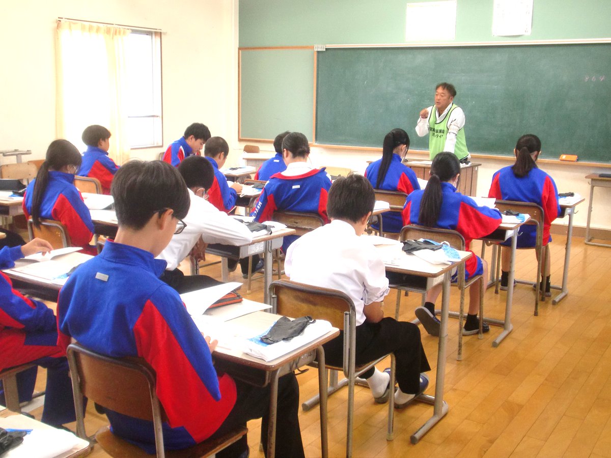 miyakun525583's tweet image. 宮﨑市の「学校版ゆめパーク」は中学生に地元企業を知ってもらい将来の選択肢の一つとなる事を目指したもので当校は宮崎市塗装協会様のご協力のもと毎年参加しています。今年は清武中で実際に校舎の中を塗装し、よりリアルに建築塗装という職業を体験してもらいました。＃ゆめパーク　＃宮﨑市塗装協会