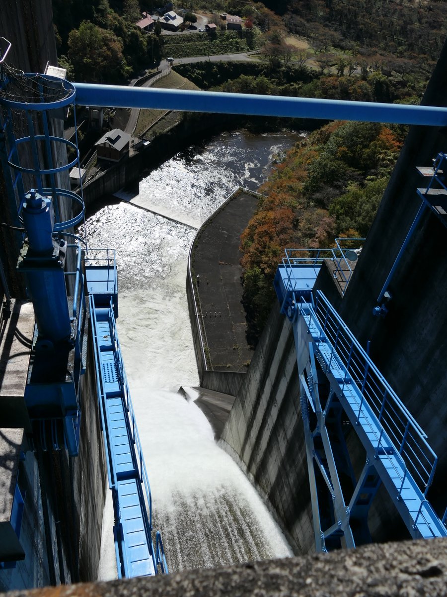 草木ダムでは、発電放流設備の整備に伴って発電所への送水を停止し、草木ダム下流河川への放流を行っています。
令和8年2月27日(金)まで、草木ダムから約20km下流の高津戸ダムまでの区間は、川の水位が上昇しますのでご注意ください。

#草木ダム #放流