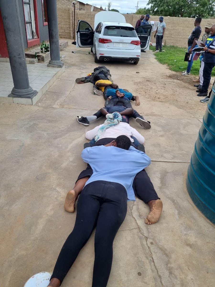 Patriot_S_A's tweet image. 34-YEAR-OLD ZIMBABWEAN WOMAN AMONG SEVEN SUSPECTS ARRESTED FOR POLOKWANE ICE CREAM FACTORY ROBBERY

An intelligence-driven operation was launched immediately after the incident. Within an hour, police arrested foreign national suspects and recovered four firearms with live…