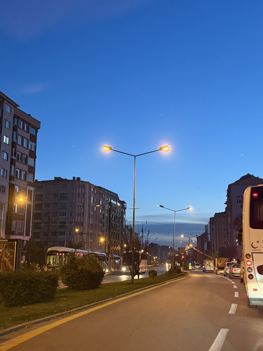 Karanlık sabahlara günaydın! ☀️

25 Ekim gecesi itibarıyla Avrupa ülkeleri saatleri 1 saat geri aldı ve kış saatine geçti.
Bizde ise, “sürekli yaz saati” ısrarı devam ediyor.

Sonuç?
Avrupa’yla aramızdaki saat farkı 2,
Doha’yla ise 0 oldu! ⏰

Ne yazık ki bu uygulama, ne enerji