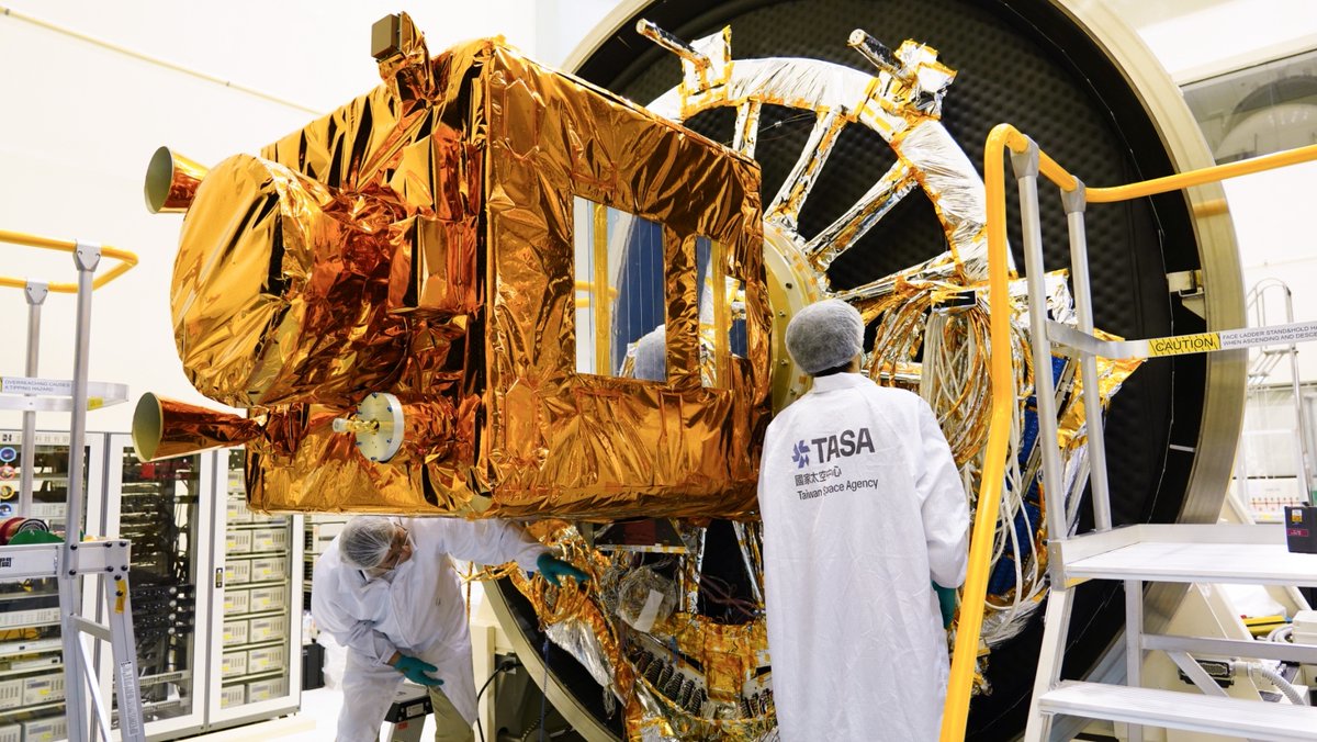 Taiwan_Today's tweet image. Engineers from the #Taiwan🇹🇼 Space Agency perform thermal vacuum tests on the first satellite🛰️ of #FORMOSAT-8, the country’s 1st domestically developed optical remote sensing satellite constellation. The piece is in the #US🇺🇸 for launch🚀 later this month. (📸TASA)