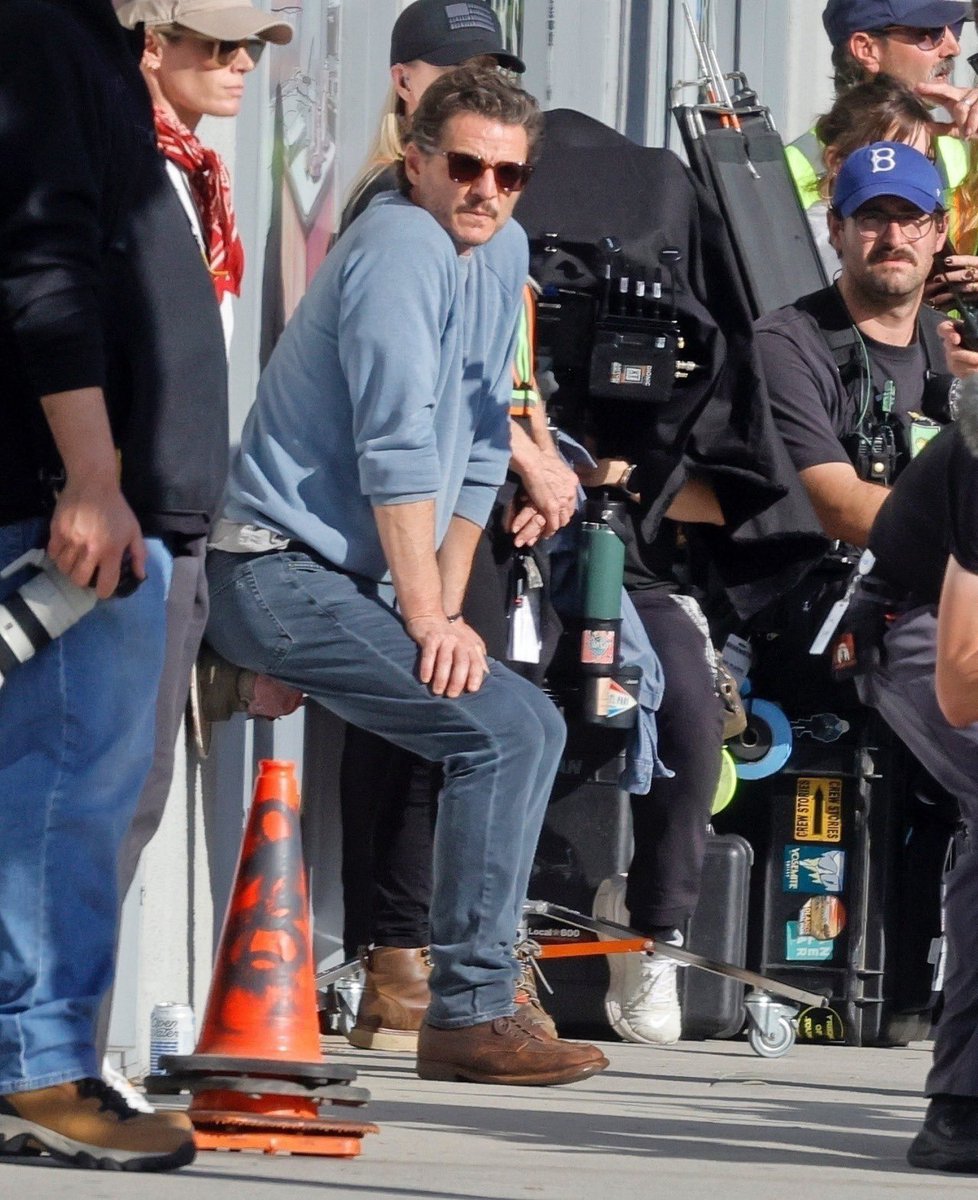 infopascalbr's tweet image. 📸😚| Mais fotos de Pedro Pascal no set de “Behemoth!” em Los Angeles com o roteirista e diretor Tony Gilroy.