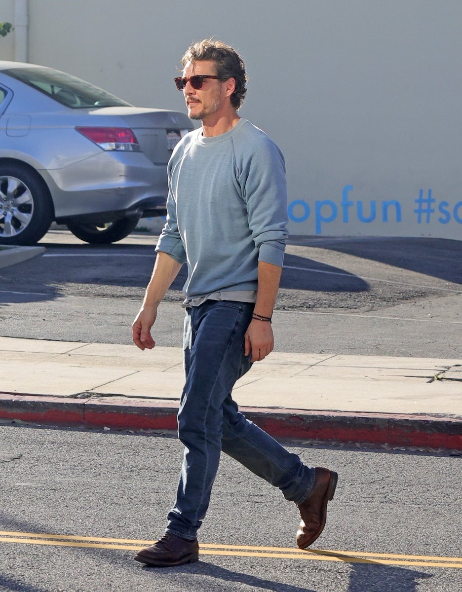 infopascalbr's tweet image. 📸😚| Mais fotos de Pedro Pascal no set de “Behemoth!” em Los Angeles com o roteirista e diretor Tony Gilroy.