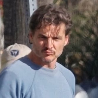 infopascalbr's tweet image. 📸😚| Mais fotos de Pedro Pascal no set de “Behemoth!” em Los Angeles com o roteirista e diretor Tony Gilroy.
