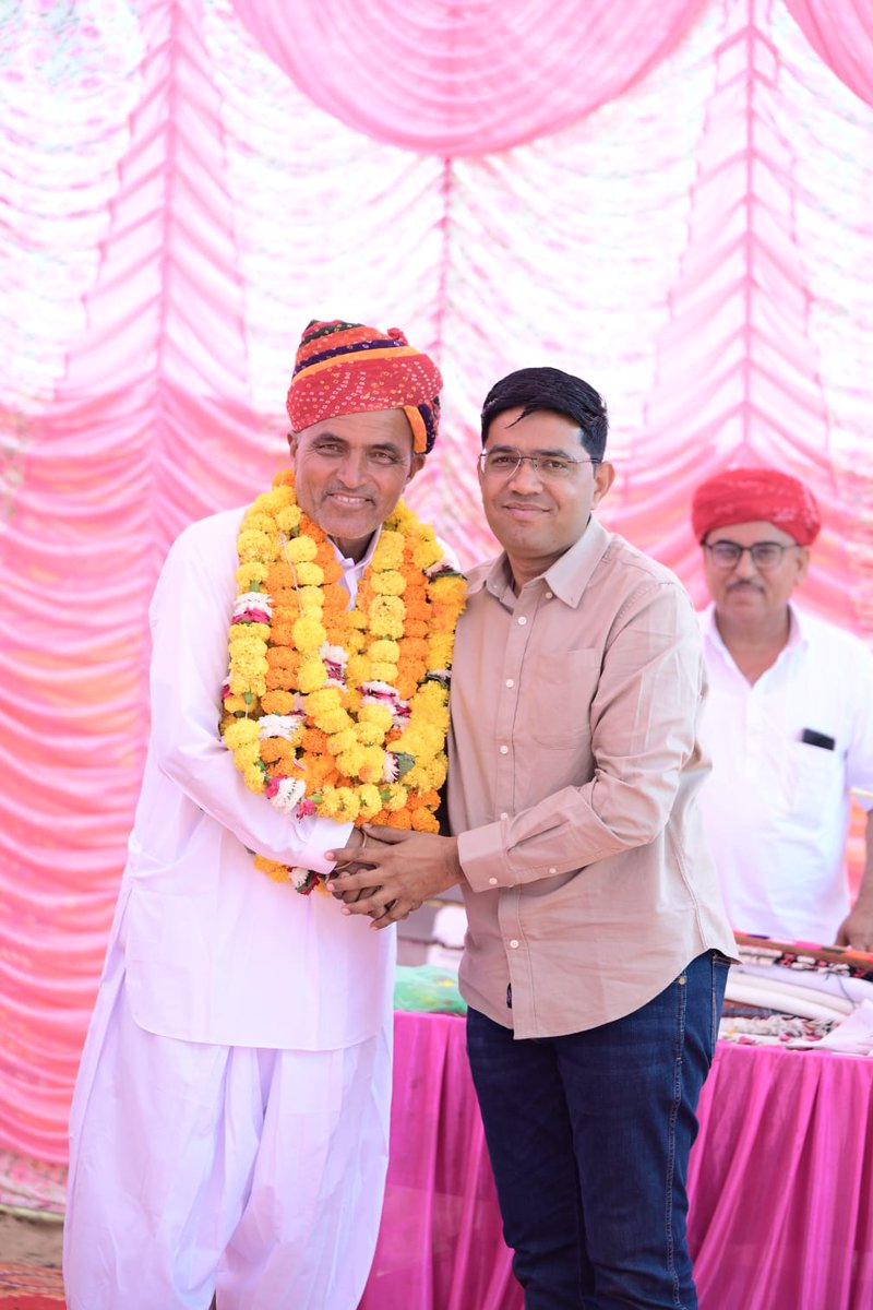 NarpatRajBarmer's tweet photo. बाड़मेर उपखण्ड के ग्रा.प.डाबलिसरा (चवा) के मोहन नगर मे श्री देवाराम जी जांणी (अध्यापक रा.उ.मा.वि. खट्टू नरेवा बेरा) के सेवानिवृत समारोह मे गतदिन शामिल होकर बधाई एवं शुभकामनायें प्रेषित की!
#Barmer #Dablisara #Chawa #Retirement https://t.co/JanriR0BKQ