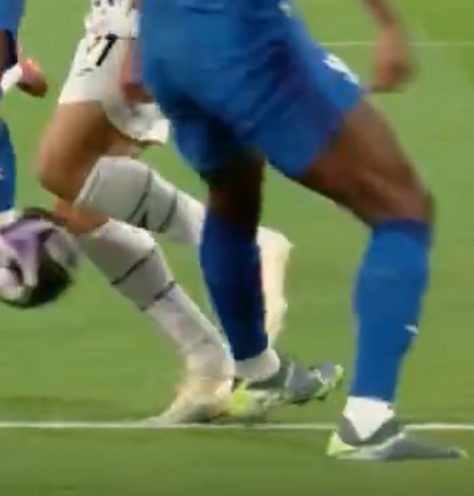 بلنتي واضح وفاضح امام الشباب 

#الهلال_الشباب