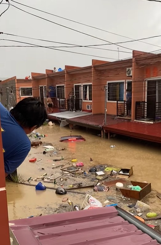 bncdotph's tweet photo. LOOK: Residents in Cebu were forced to take shelter on the second floors and rooftops of their homes as floodwaters rose over a meter due to Typhoon #TinoPH.

📸 Karla Faye L. Evangelista/Facebook https://t.co/Rb3wmufLhg