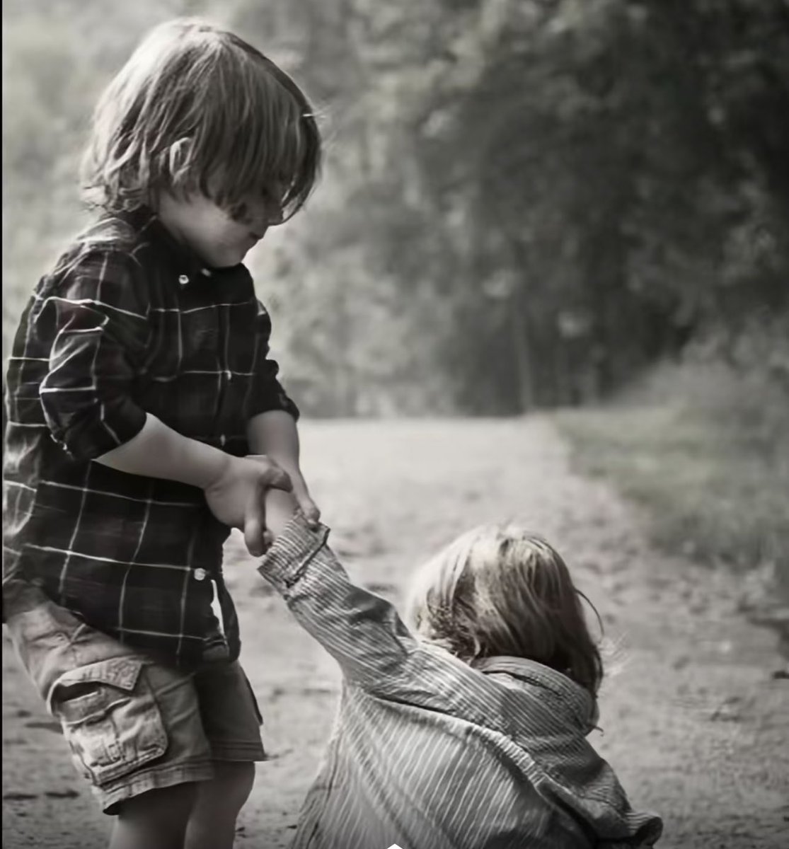 إنهُ اللطيف، يُغلِق عنك بابًا ويفتح لك أبوابًا أخرى أكثر سِعَة، ويأخذ منك من جهة ويعطيك من جهات أخرى أكثر وفرة وغِنَى، ويبعد عنك أشخاص أو أشياء ظننتها في صالحك ويُقرِّب ما يليق بك ويرتقي بك أكثر من الأولى، هو الذي يُدبِّر أمرك بحكمته، ويكفيك قوله: "فإنّك بأعيننا"

 #صباح_الخير