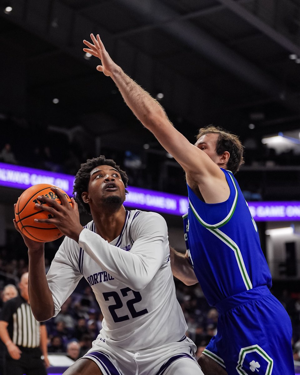 NUMensBball's tweet image. Arrinten Page is the first Wildcat to post a double-double in his Northwestern debut since at least 2004 😼

🟣 18 pts
🟣 12 rebs