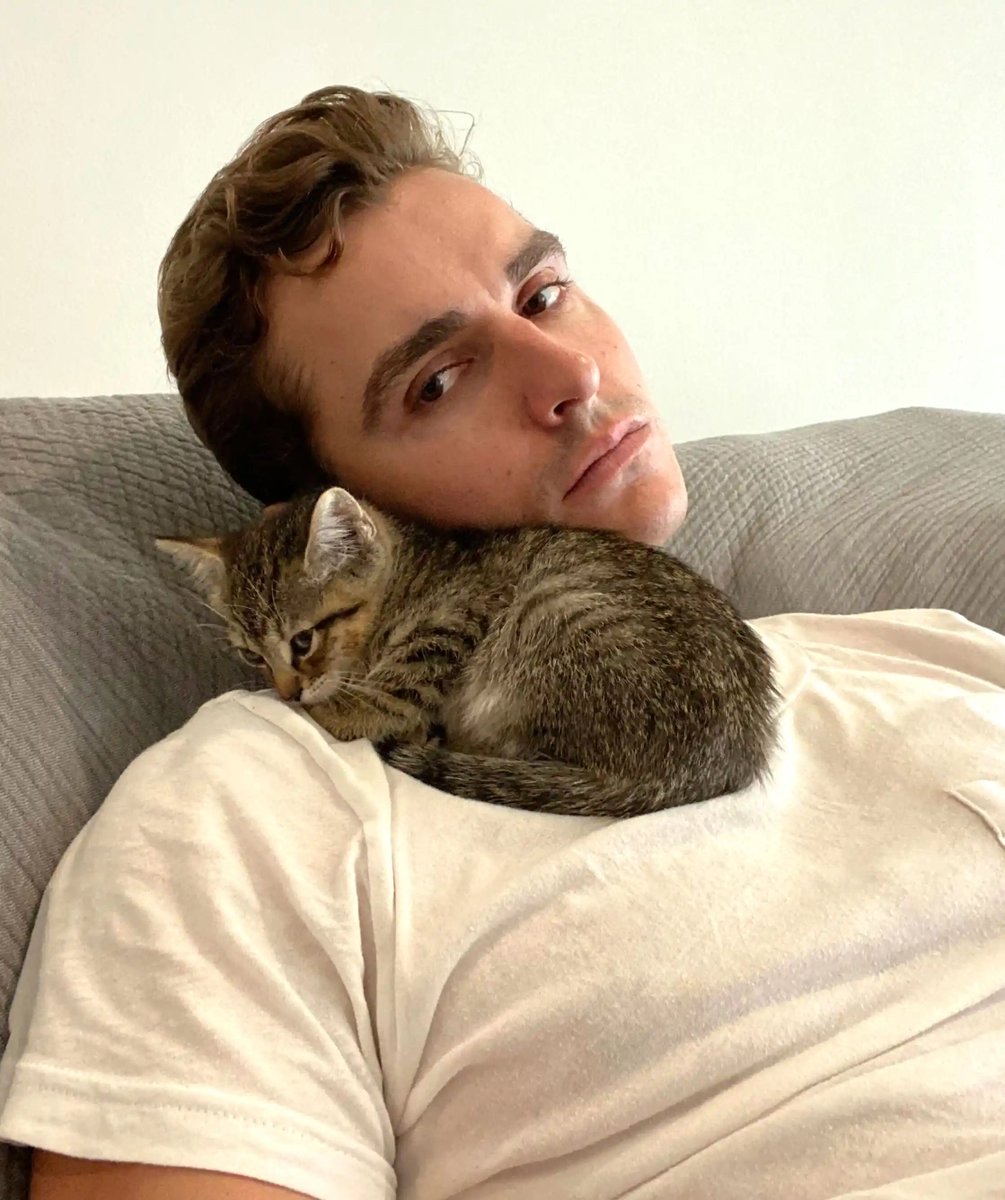 BuzzingPop's tweet image. Dave Franco is named PEOPLE’s ‘Sexiest Cat Dad’ of 2025.