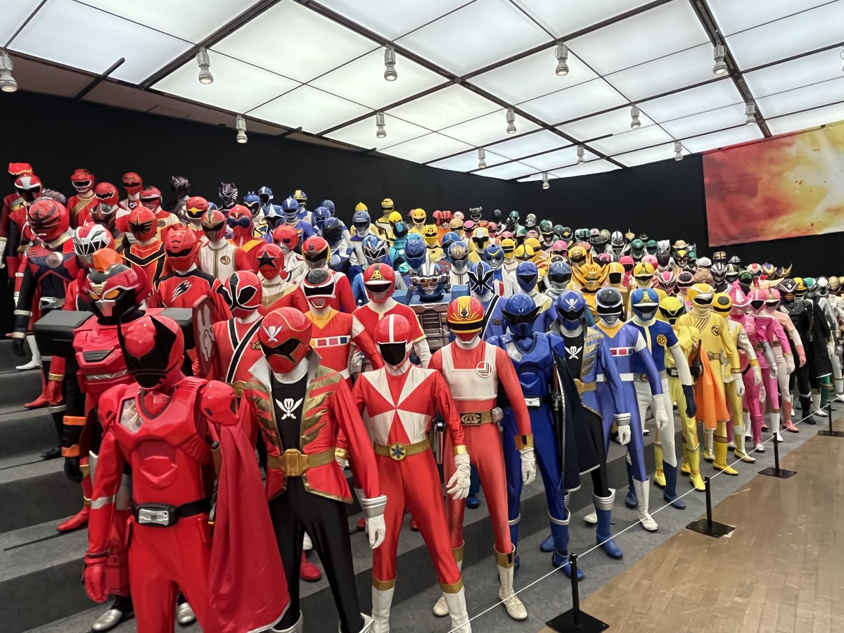 Selon plusieurs sources, un nouveau programme est en développement pour succéder aux Super Sentai dès février 2026.
Ça conservera l’esprit du "héros tokusatsu", mais avec un changement de format :
- Le héros principal serait un jeune policier dans la vingtaine
- Le ton serait